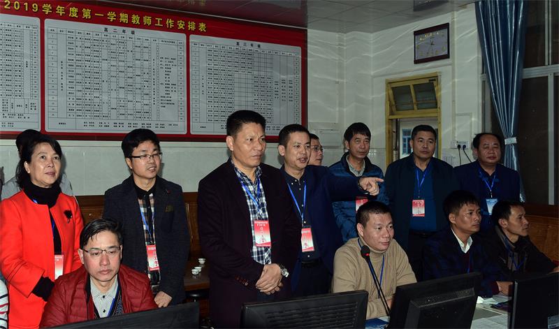 1副市長(zhǎng)何培烈一行在市二中巡考時(shí)通過(guò)視頻監(jiān)控室實(shí)時(shí)查看考試情況.jpg