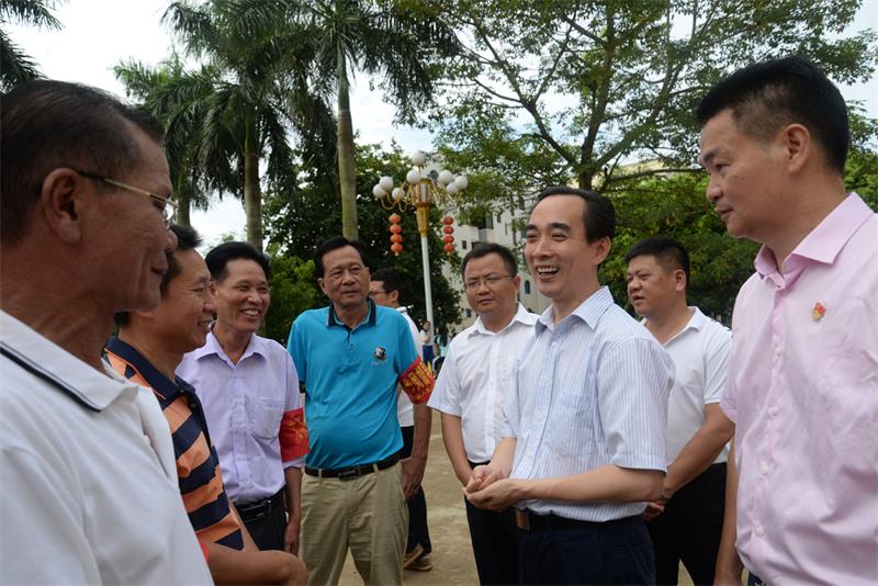 市委常委、宣傳部部長鄭克芬與文明鄉(xiāng)風(fēng)督導(dǎo)員親切交談.JPG