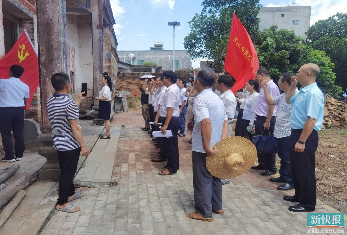 全體黨員面對鮮紅的黨旗，重溫入黨誓詞。.jpg