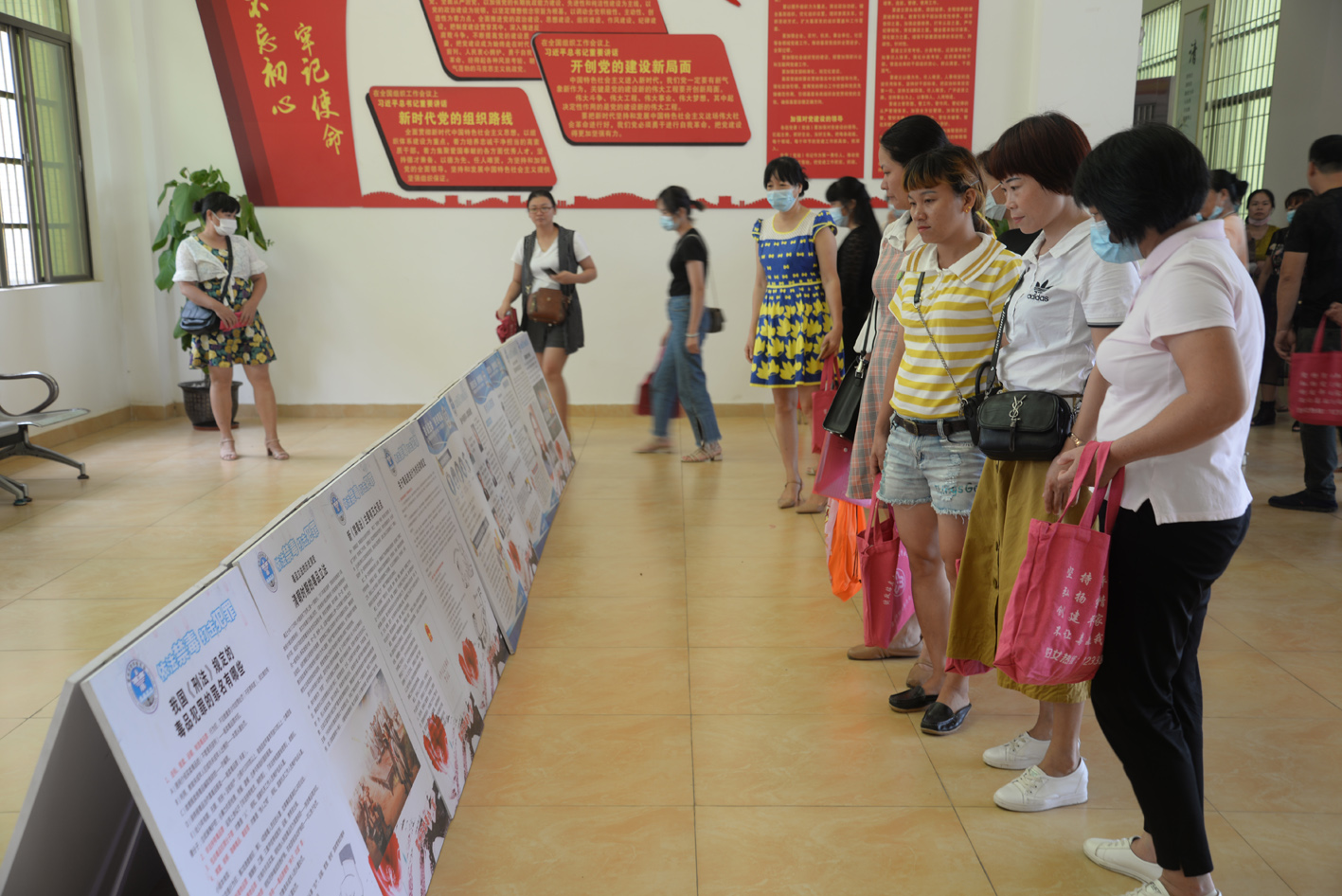 與會(huì)人員觀看展板.JPG