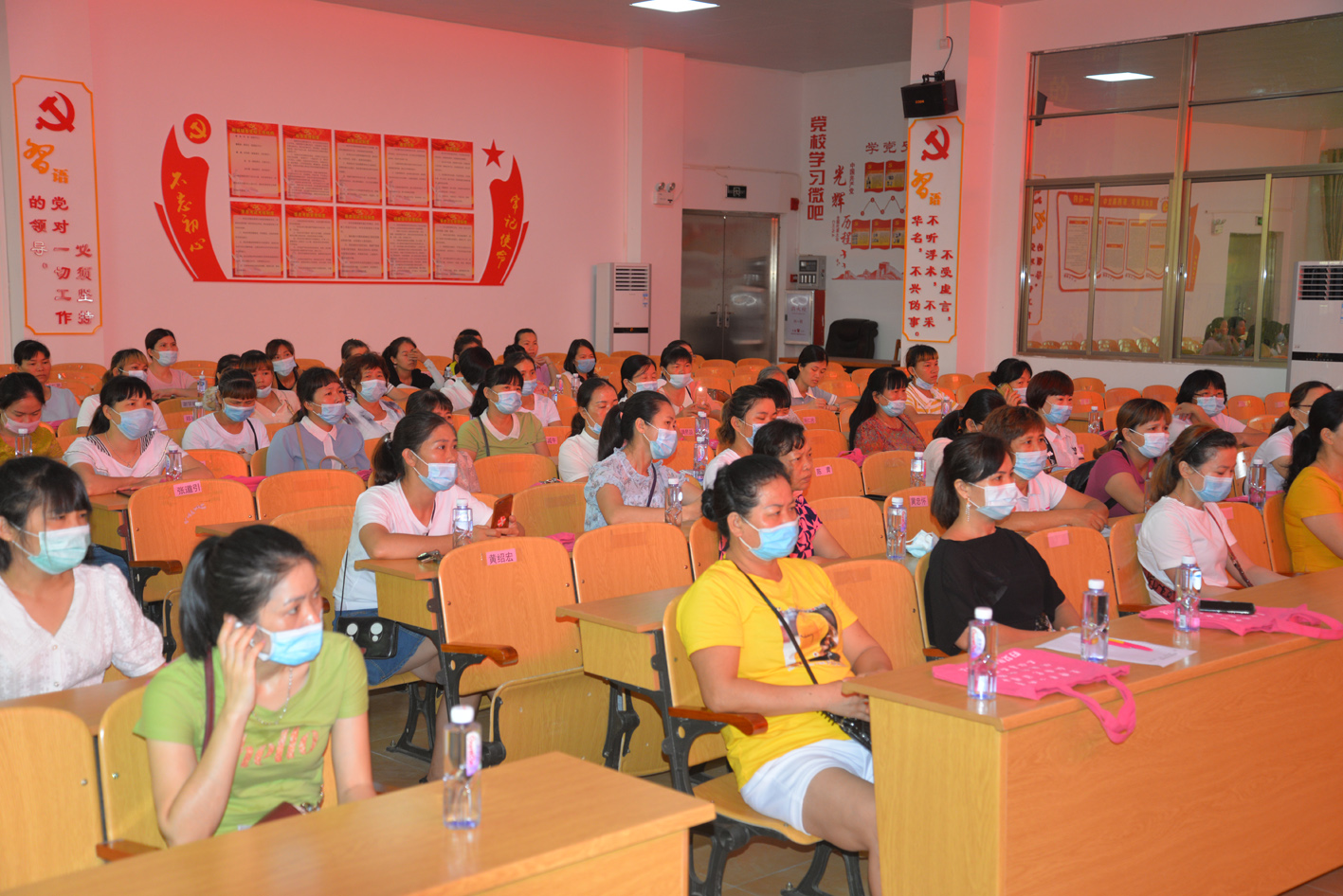 鎮(zhèn)婦聯(lián)執(zhí)委、村婦聯(lián)正副主席聆聽了講座.JPG