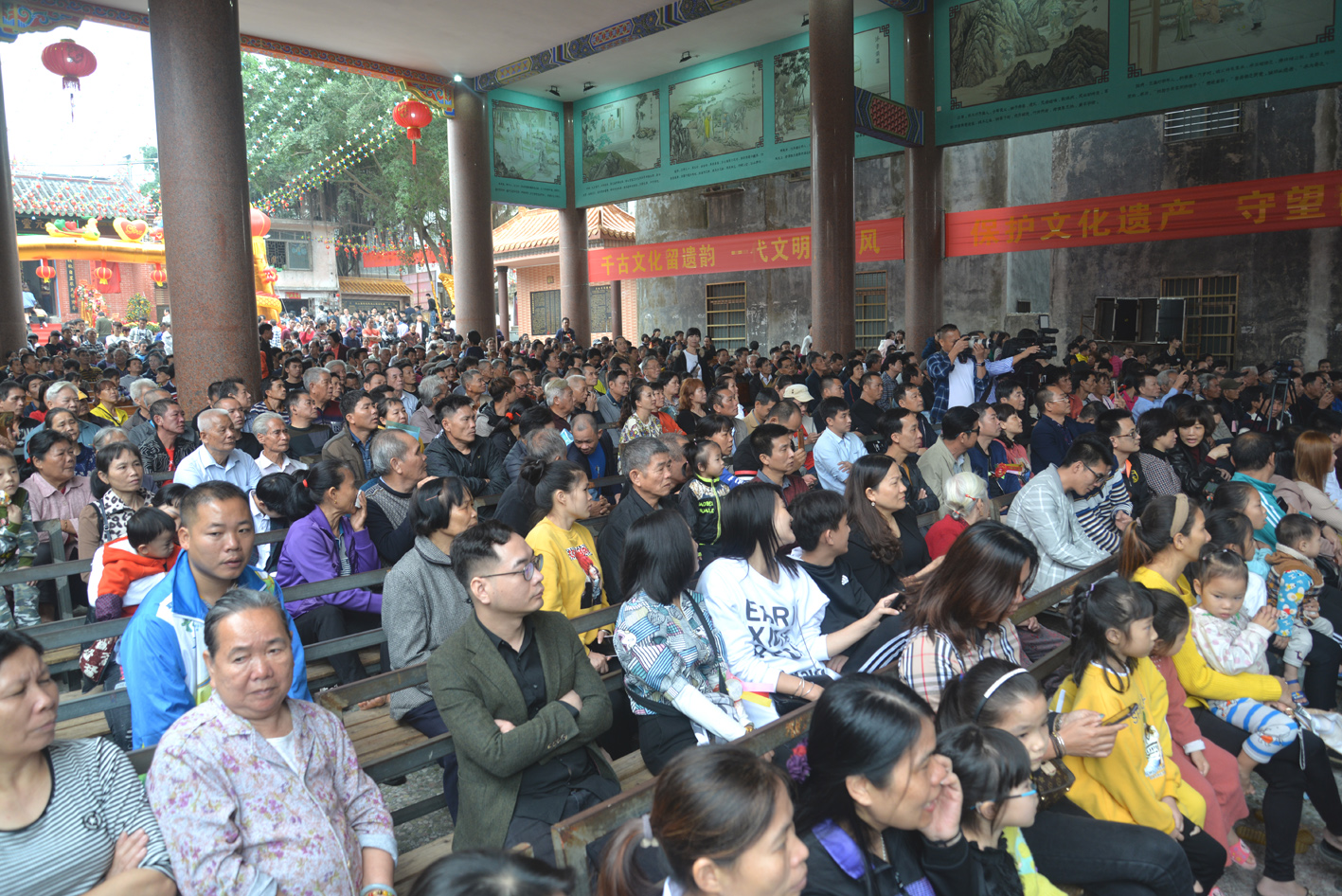 附近村民等3000多人參加了揭牌儀式.JPG
