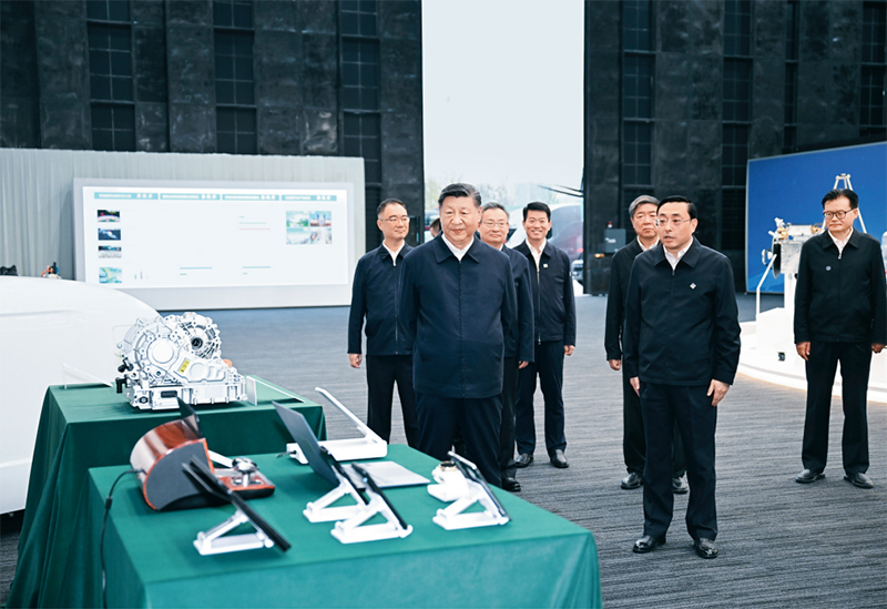 2024年10月17日至18日，中共中央總書記、國家主席、中央軍委主席習(xí)近平在安徽考察。這是17日下午，習(xí)近平在合肥濱湖科學(xué)城察看安徽省重大科技創(chuàng)新成果集中展示。