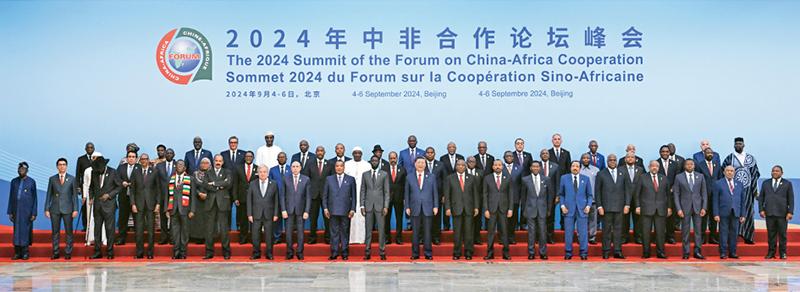 2024年9月5日上午，國家主席習(xí)近平在北京人民大會堂出席中非合作論壇北京峰會開幕式并發(fā)表主旨講話。這是開幕式前，習(xí)近平同出席峰會的外方領(lǐng)導(dǎo)人集體合影。
