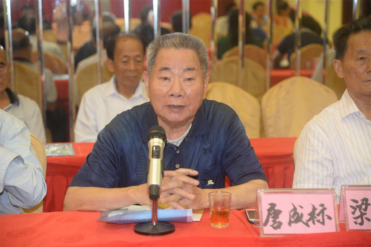 2、雷州市關(guān)工委主任唐成標(biāo)對(duì)聯(lián)誼會(huì)領(lǐng)導(dǎo)班子深情鼓勵(lì).jpg