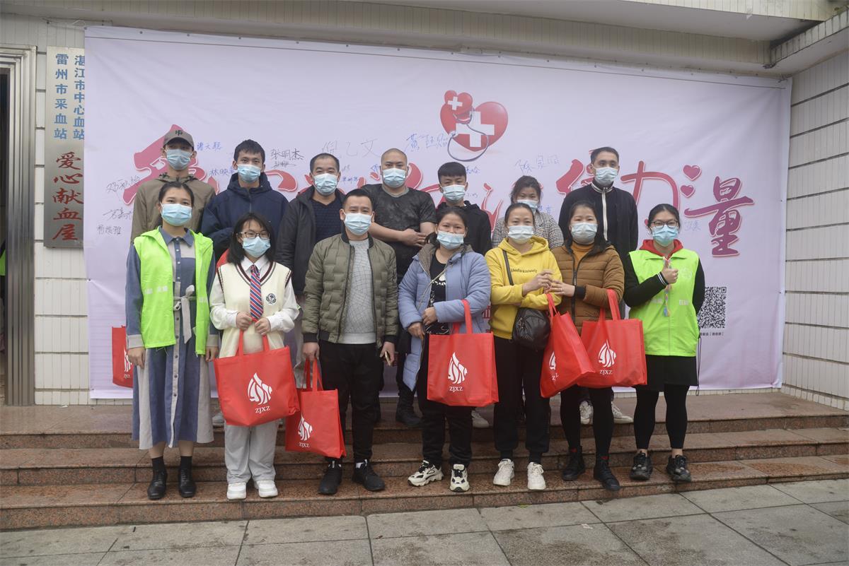 6與獻(xiàn)血市民一起合影.JPG